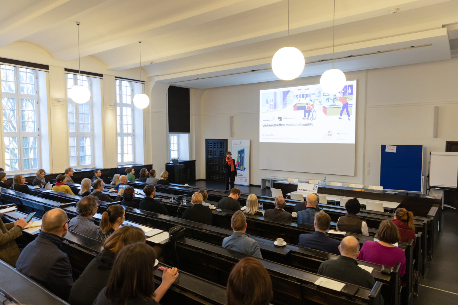 Die Direktorin des Museums für Hamburgische Geschichte, Prof. Dr. Bettina Probst, eröffnet die Veranstaltung