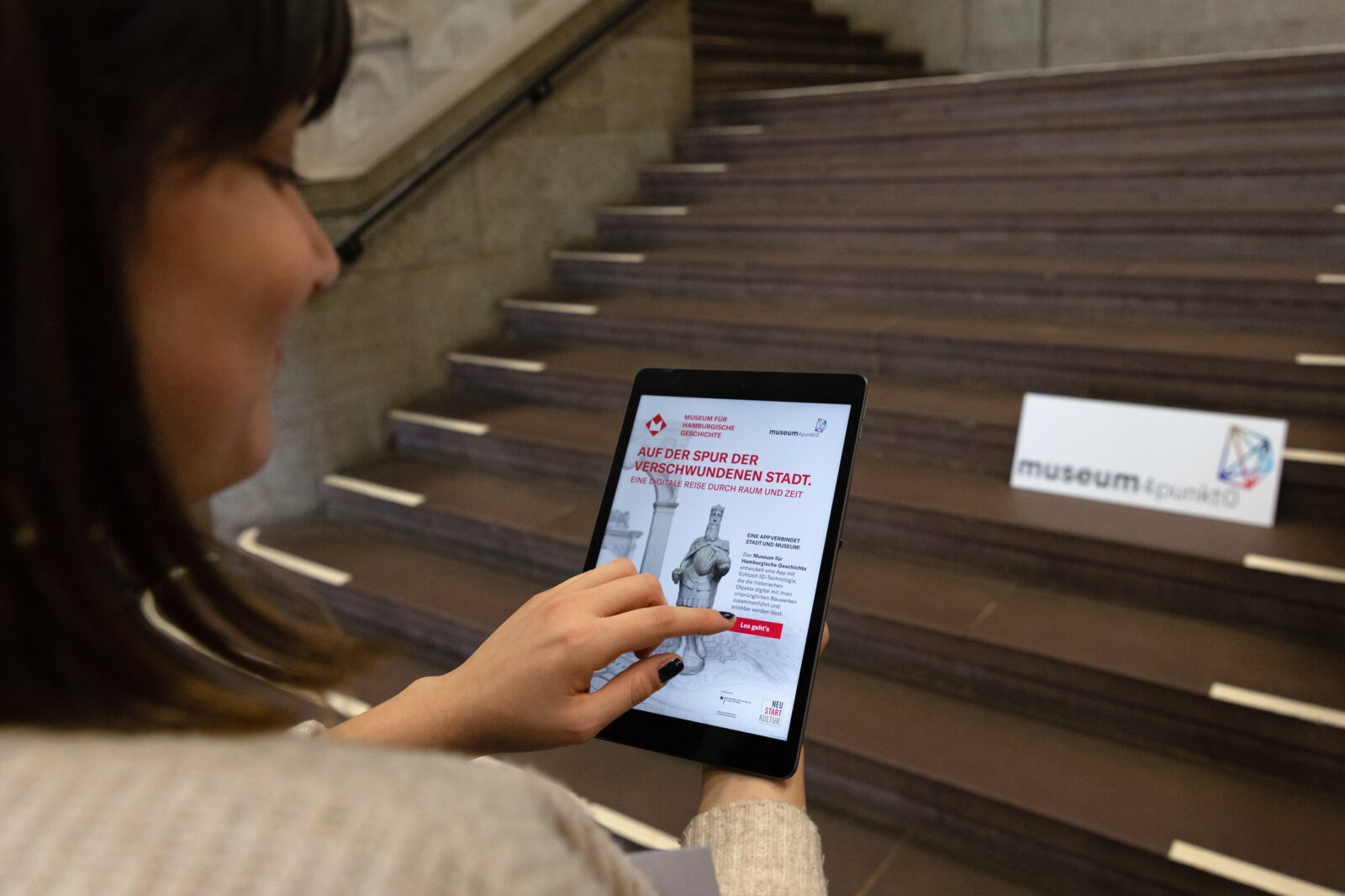 Das Museum der Hamburgischen Geschichte zeigt das Interface ihrer App zur Vermittlung der bei ihnen ausgestellten Spolien