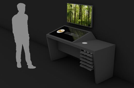 Computergrafik einer menschlichen Silhouette neben dem 3D-Modell einer Medienstation, die aus einem unterfahrbaren Ausstellungsmöbel mit einem schräg gestellten Touchscreen, einer Ablagefläche mit Sensorscheibe und fünf Schubladen besteht und dahinter einem Wandbildschirm.