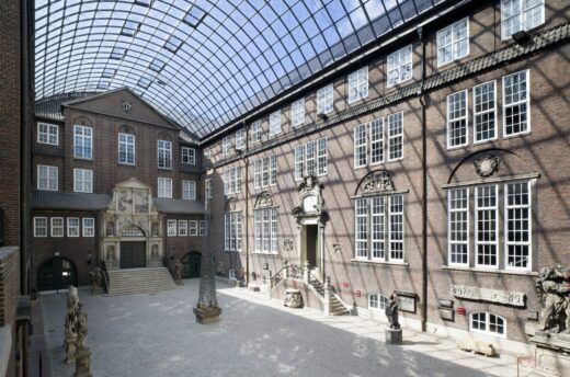 Das Foto zeigt den Innenhof des Museums für Hamburgische Geschichte.