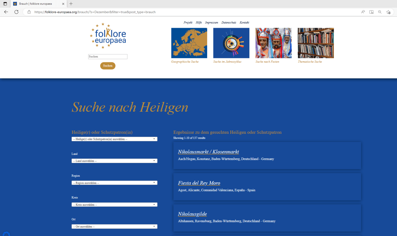 Auf der Startseite der Datenbank www.folklore-europaea.org kann ein Suchbegriff eingegeben werden. Die Suche kann über einen Ort, im Jahresverlauf oder nach einem Fest oder Thema erfolgen.