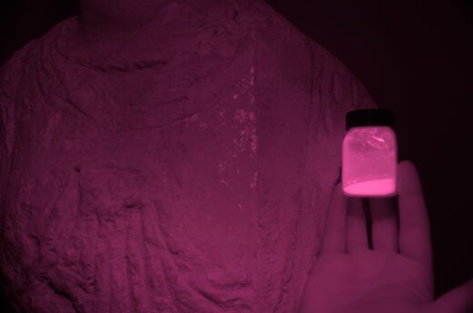Das Foto zeigt eine Detailaufnahme der einer römischen Grabfigur im fluoreszierenden Licht