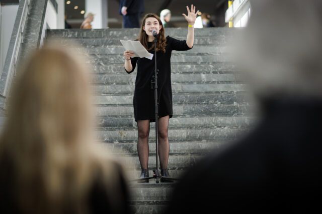 Poetry-Slammerin Alina Habert mit einer kreativen Erfassung des Verbundprojekts museum4punkt0, Foto: SPK/photothek.de