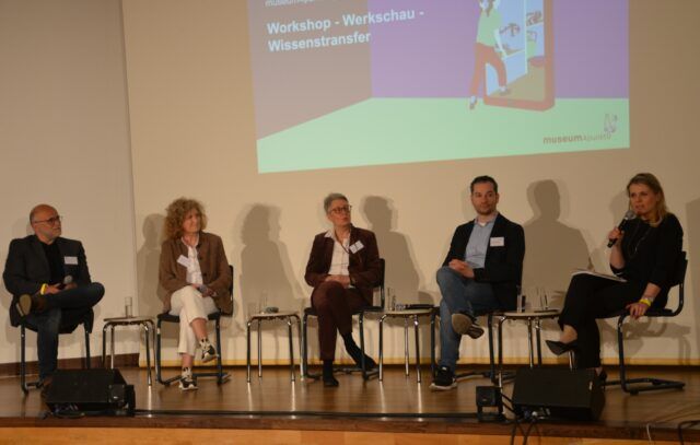 Auf dem Podium bilanzieren (v. l. n. r.) Christian Gries, Claudia Emmert, Heidrun Derks, Johann Herzberg, moderiert von Dominika Szope, Foto: Stiftung Preußischer Kulturbesitz / Maite Kallweit, CC BY 4.0