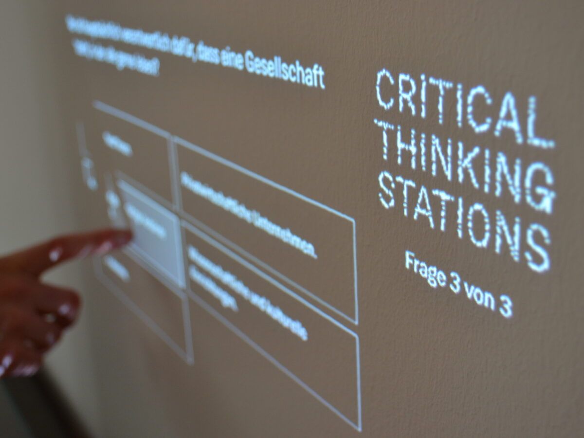 Bild zum Ergebnis: Critical Thinking Stations – Digitale Denkräume im Ausstellungsrundgang