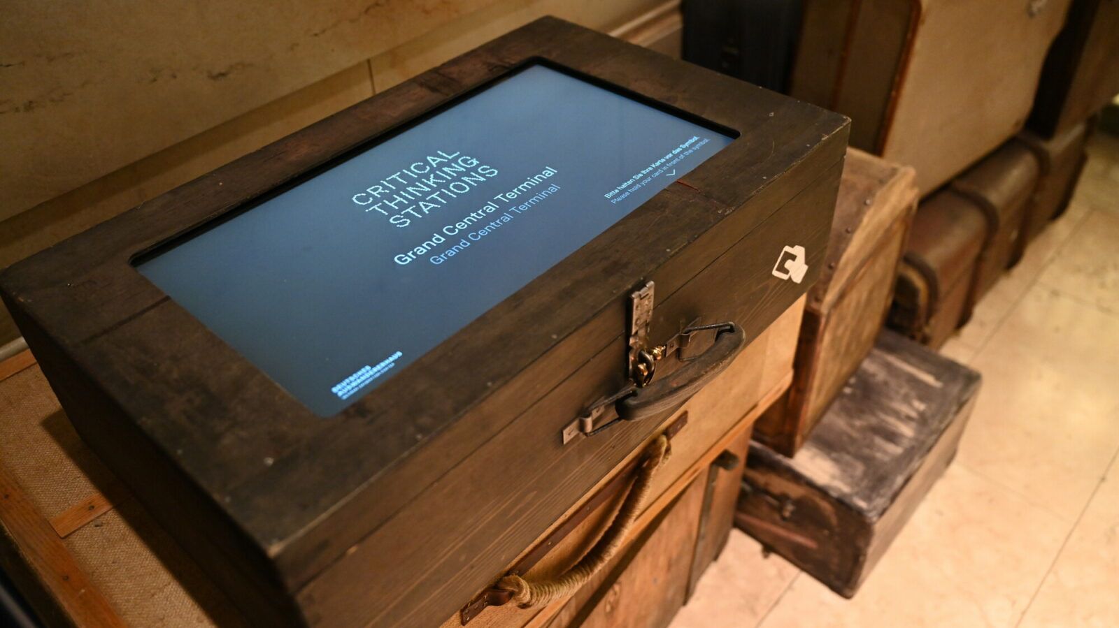 An einer CTS-Station, die in einen Koffer intergriert ist, werden die CTS-Fragen per Touch-Screen gezeigt.