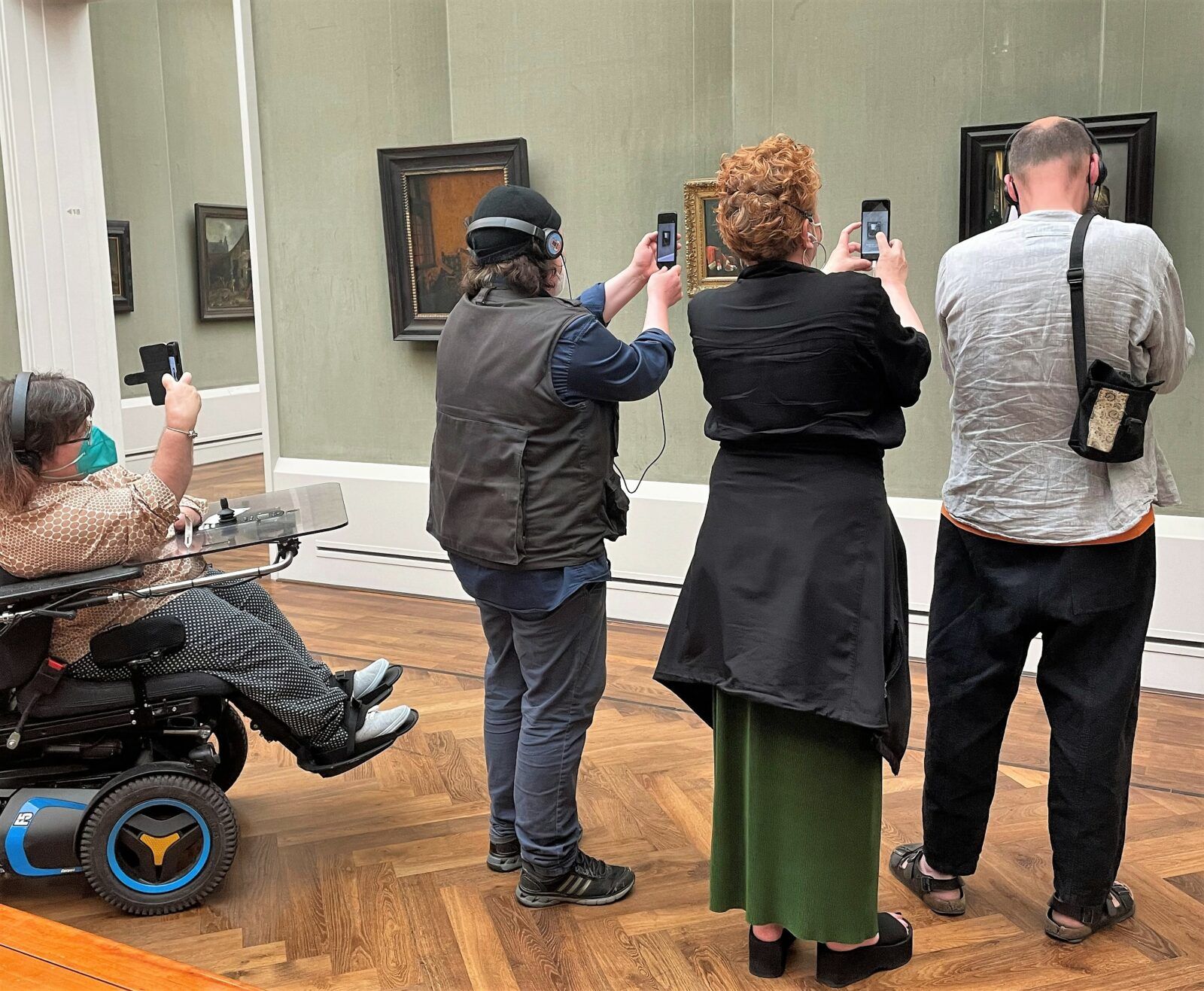 Vier Personen testen AR-App in der Gemäldegalerie.