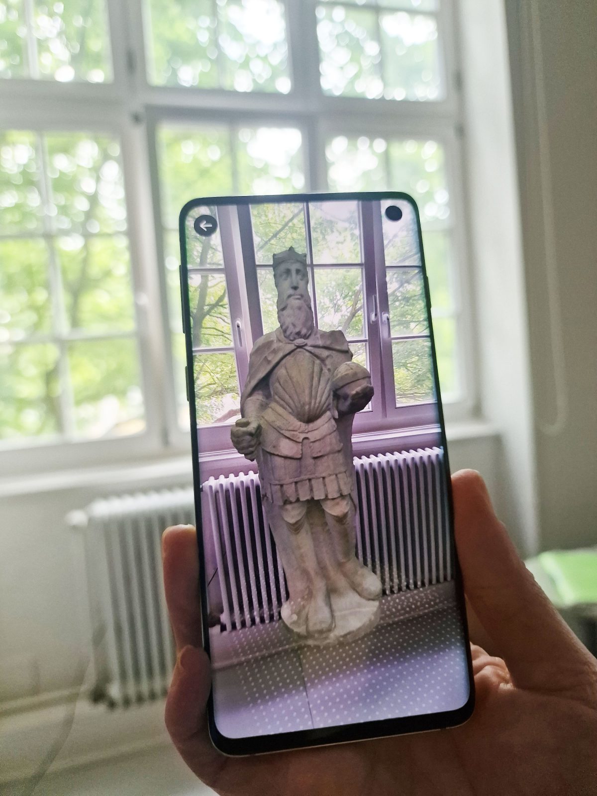 Zu sehen ist ein Smartphone mit einer Statue als AR-Anwendung von Friedrich Barbarossa.