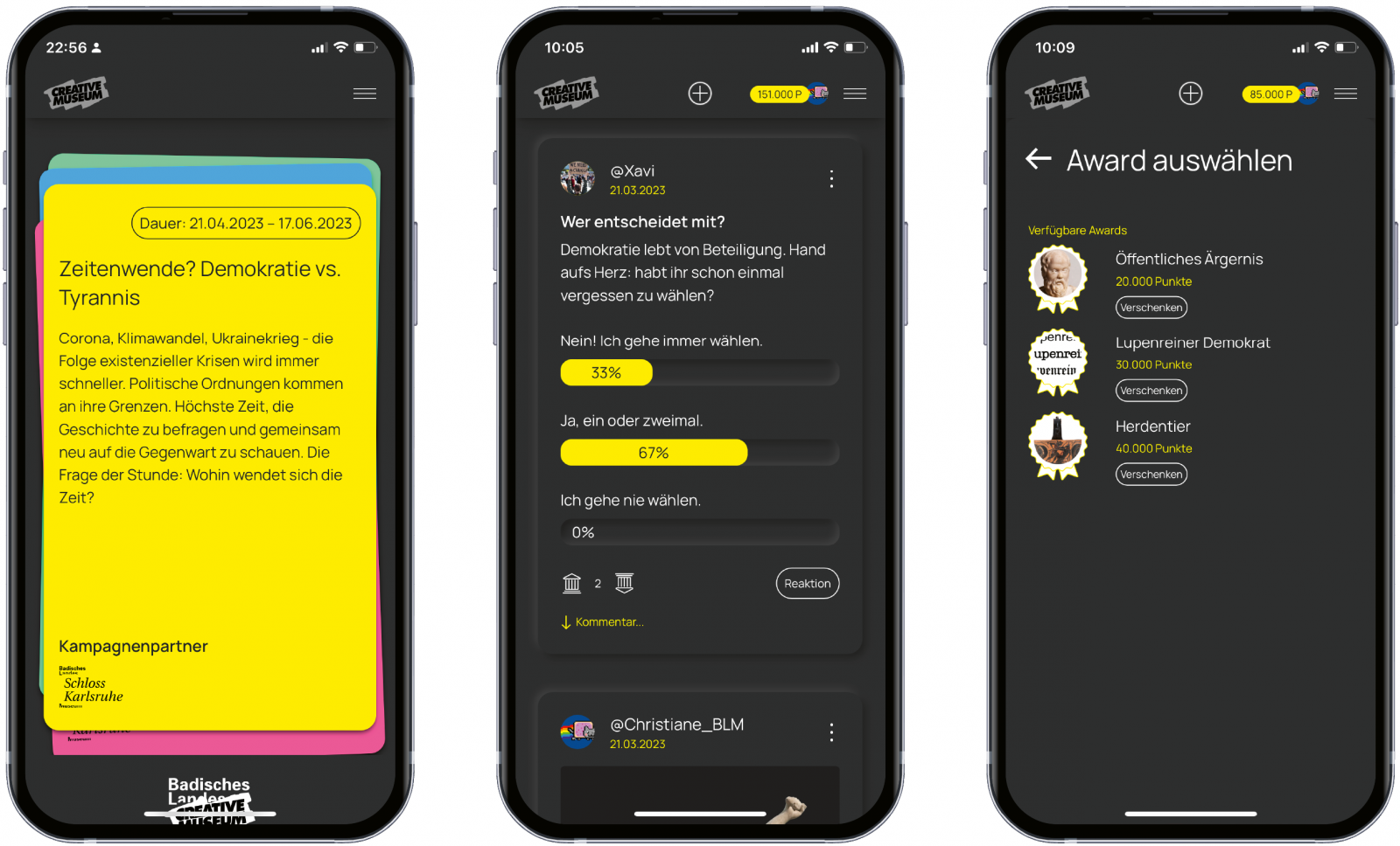 Drei Screens der App Creative Museum: Links ist der Kartenstapel zur Auswahl von Kampagnen zu sehen, obenauf eine gelbe Karte mit dem Titel „Zeitenwende. Demokratie vs. Tyrannis“; der Screen in der Mitte zeigt den Kampagnenfeed mit einer Umfrage zum Thema Wahlbeteiligung; der Screen rechts zeigt die Auswahl an Awards in der Kampagne: Öffentliches Ärgernis, Lupenreiner Demokrat und Herdentier.